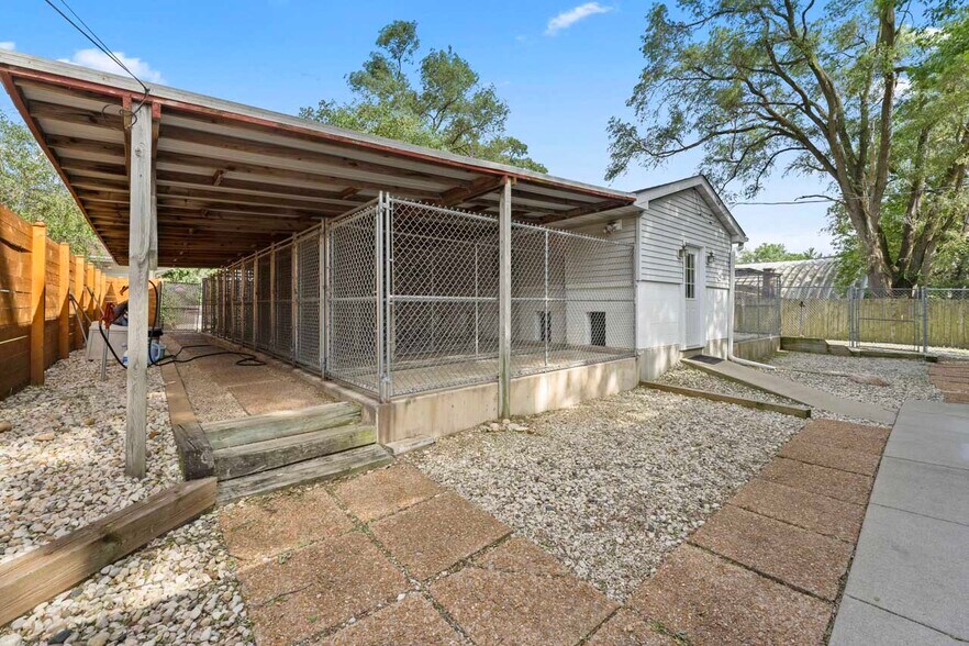 More Photos Of 4403 S Roberts Rd, Island Lake Veterinarian Kennel For Sale