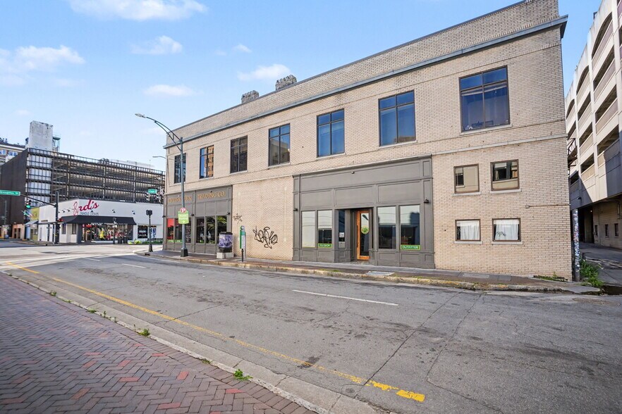 More Photos Of 101 E Broughton St, Savannah Storefront Retail Office For Lease