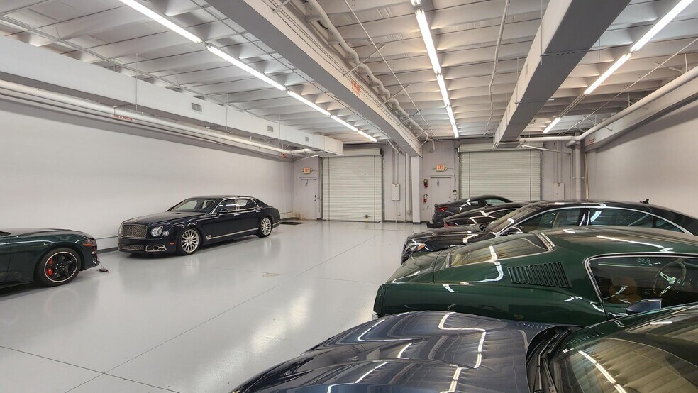 More Photos Of 2805 S Horseshoe Dr, Naples Showroom For Lease