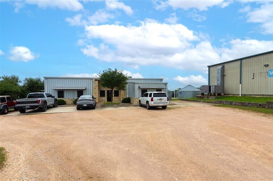More Photos Of 275 Frog Pond Ln, Dripping Springs Office For Lease