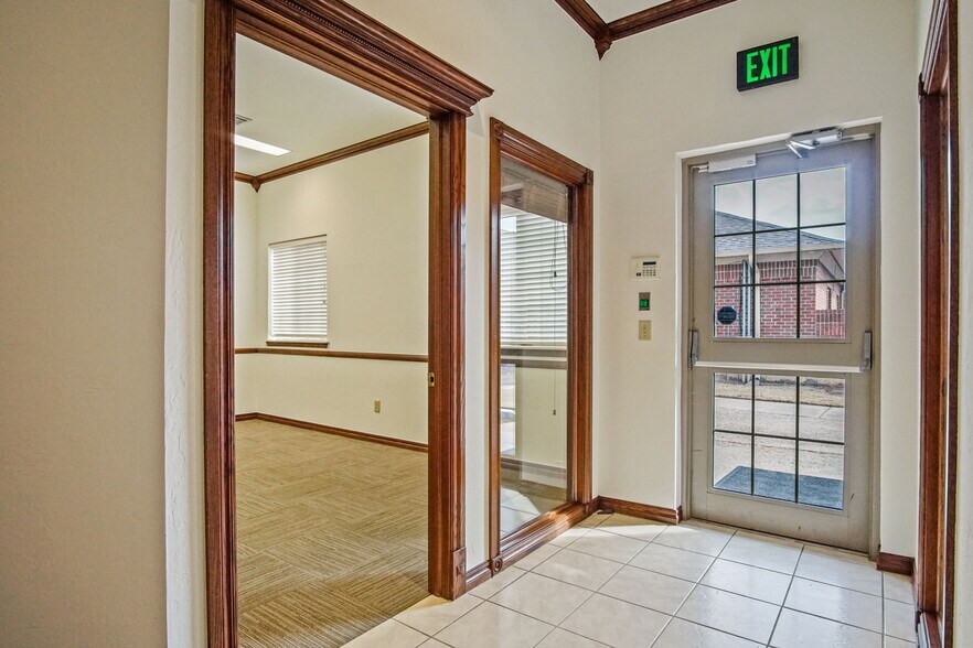 More Photos Of 1006 24th Ave NW, Norman Office For Sale
