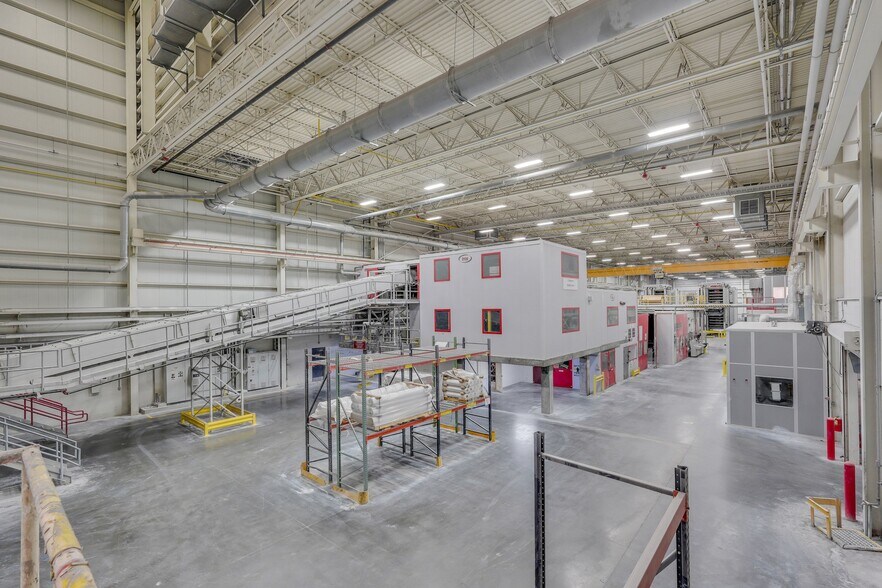 More Photos Of 1 Ceasarstone Dr, Richmond Hill Manufacturing For Sale