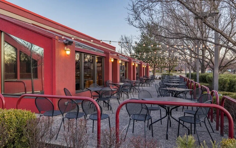 More Photos Of 211 W Parkcenter Blvd, Boise Restaurant For Sale