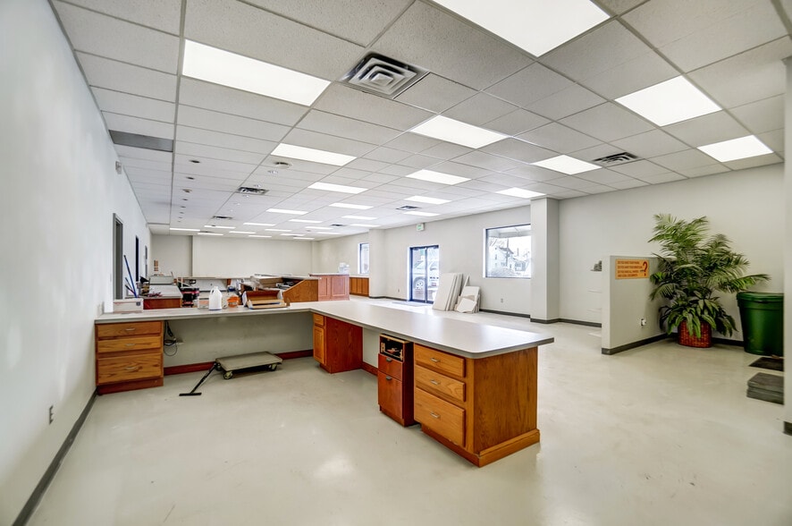 More Photos Of 413-419 N Main St, Findlay Showroom For Sale