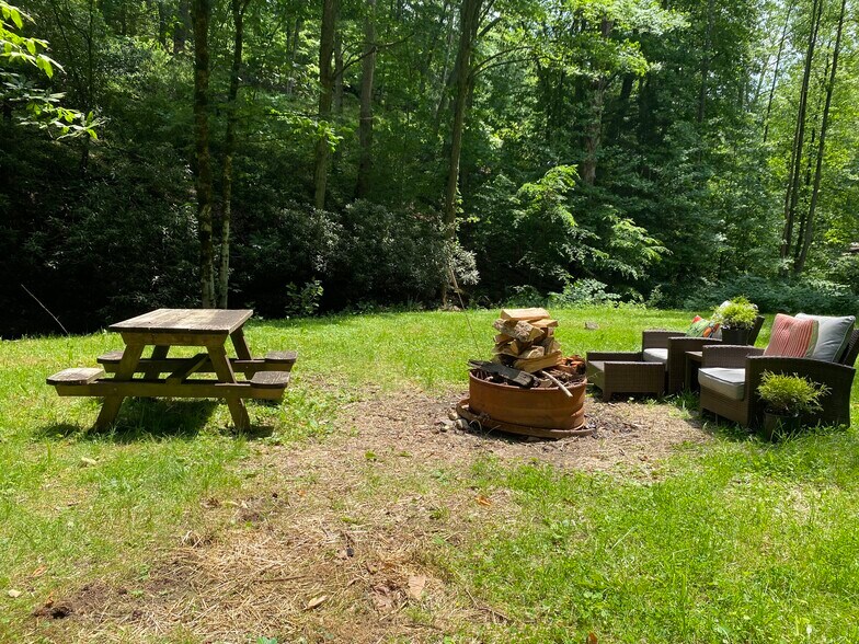 More Photos Of 15303 Midland Trl, Ansted Freestanding For Sale