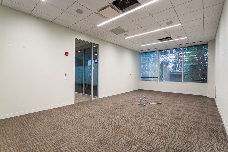 More Photos Of 4 Overlook Pt, Lincolnshire Office For Lease