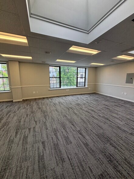 More Photos Of 2 Park Pl, Bronxville Storefront Retail Office For Lease