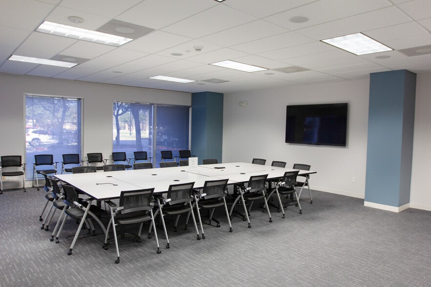 More Photos Of 2301 E Lamar Blvd, Arlington Unknown For Lease