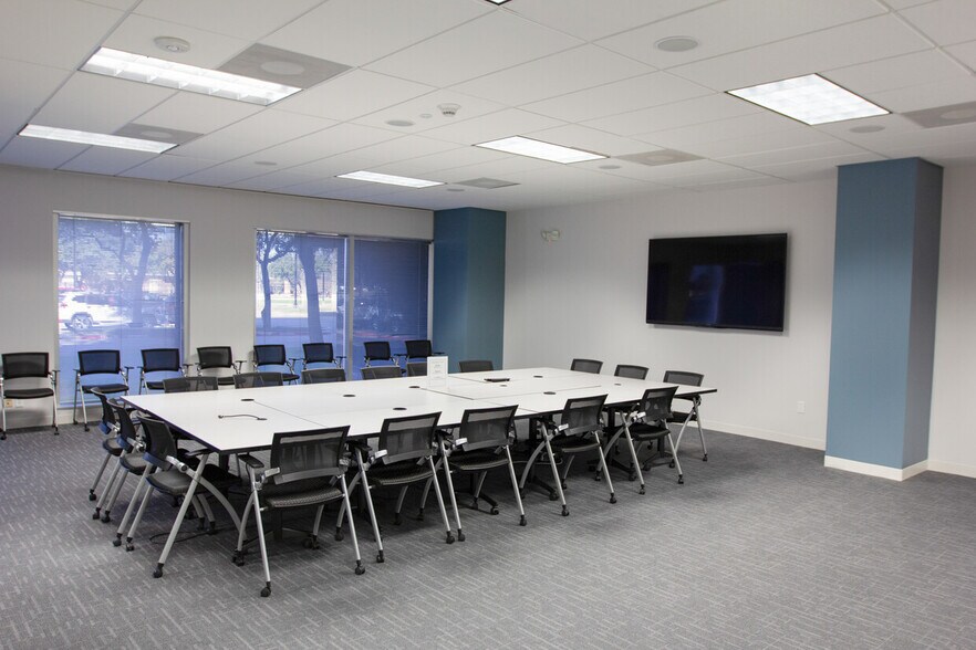 More Photos Of 2301 E Lamar Blvd, Arlington Unknown For Lease