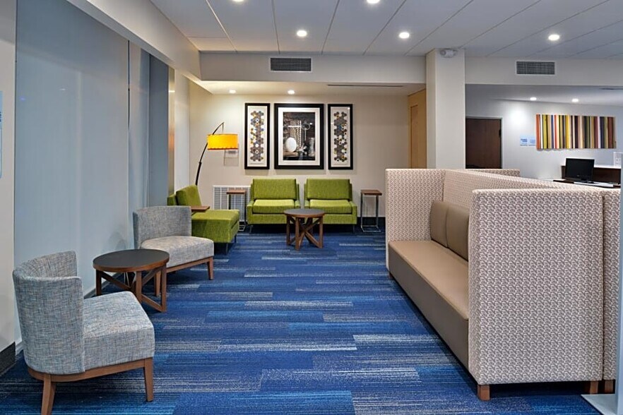 More Photos Of 2776 Destination Pky, Orlando Hotel For Sale