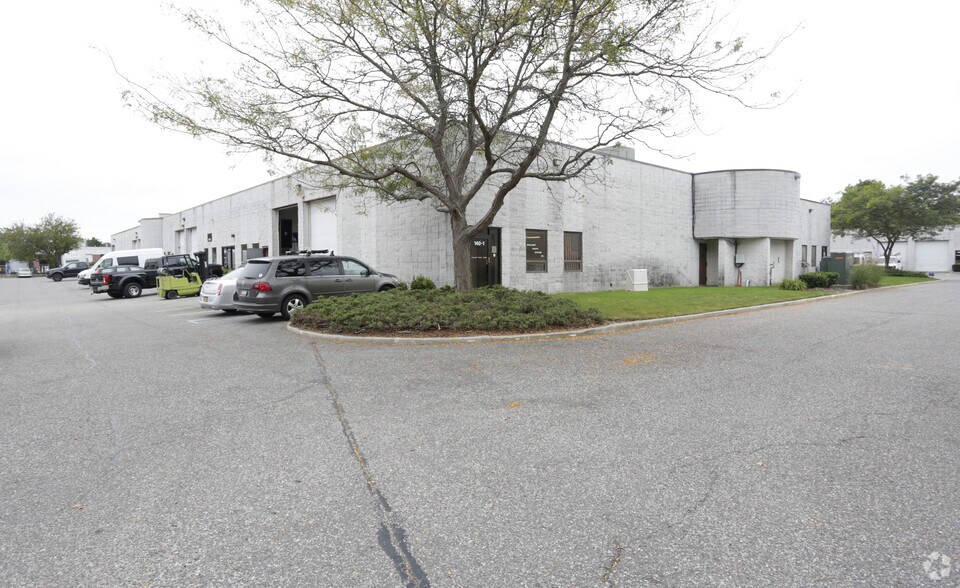 More Photos Of 140 Keyland Ct, Bohemia Warehouse For Lease
