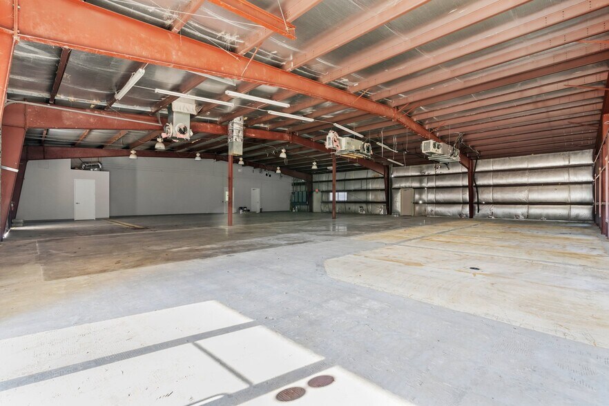 More Photos Of 3607 N Loop 336, Conroe Light Manufacturing For Lease