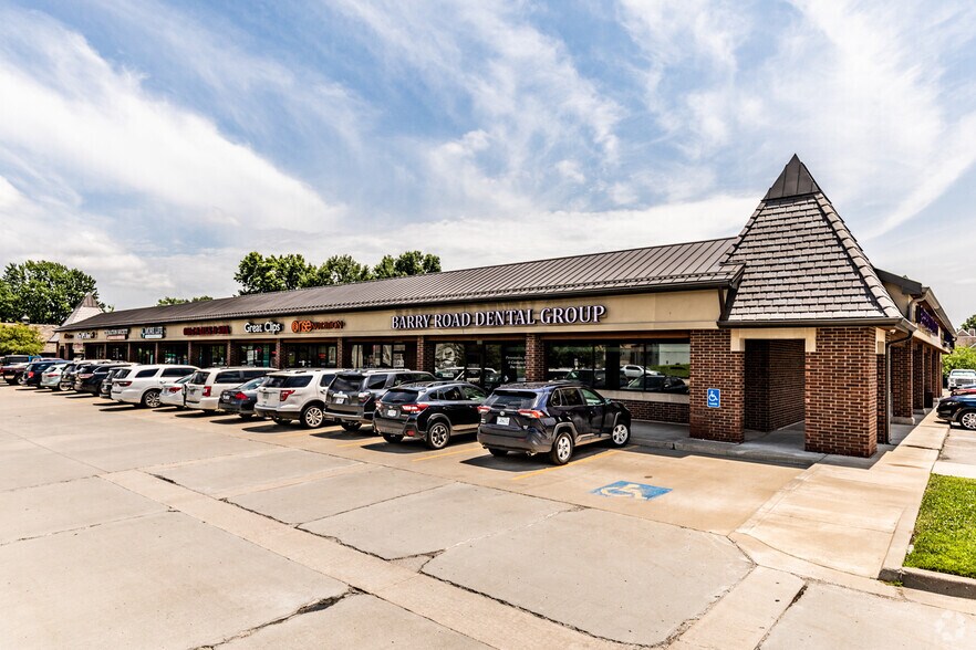 Primary Photo Of 5557-5577 NW Barry Rd, Kansas City General Retail For Lease