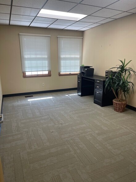 More Photos Of 1320-1326 Meridian Dr, Woodburn Office For Lease