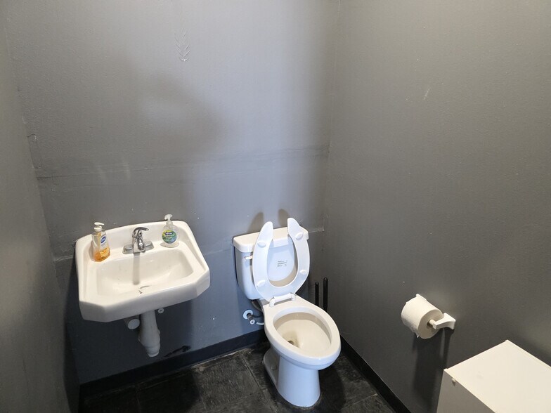 More Photos Of 1304 22nd St, Orlando Warehouse For Lease