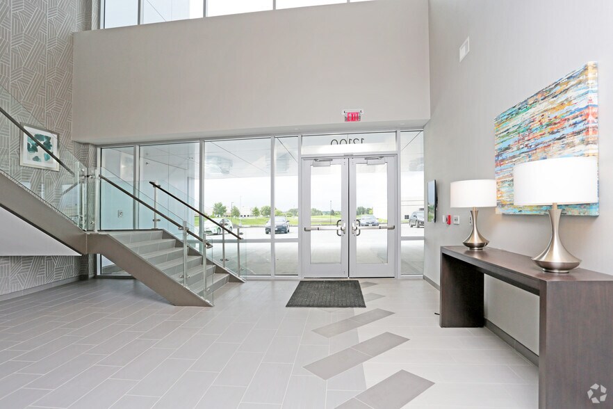 More Photos Of 12100 Meredith Dr, Urbandale Office For Lease