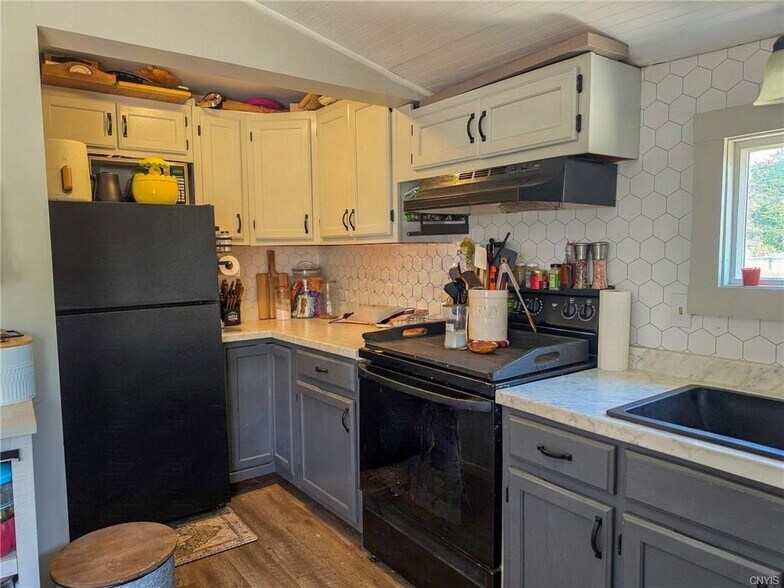 More Photos Of 6266 Lakeshore Rd, Verona Beach Restaurant For Sale