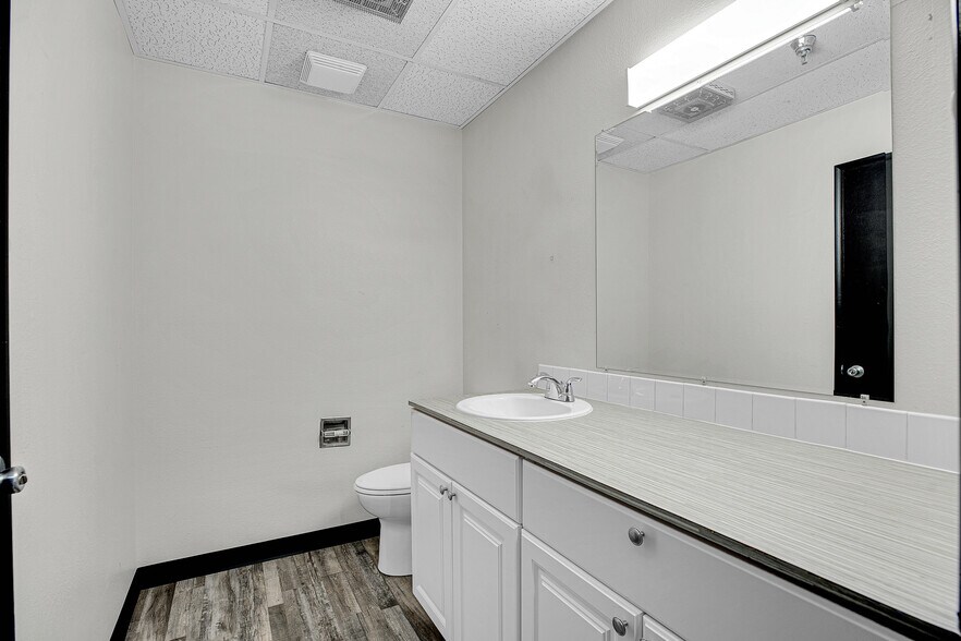 More Photos Of 2630 SE 39th Loop, Hillsboro Warehouse For Lease