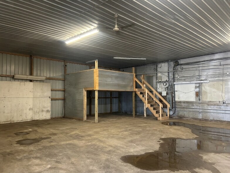 More Photos Of 8125-8127 Thompson Rd, Clay Unknown For Lease