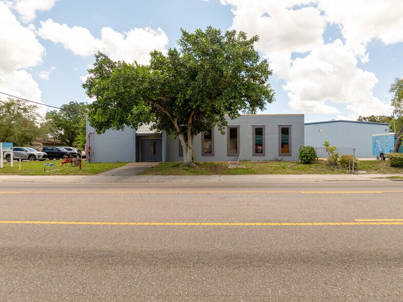 More Photos Of 1027 9th St W, Bradenton Shelter For Lease
