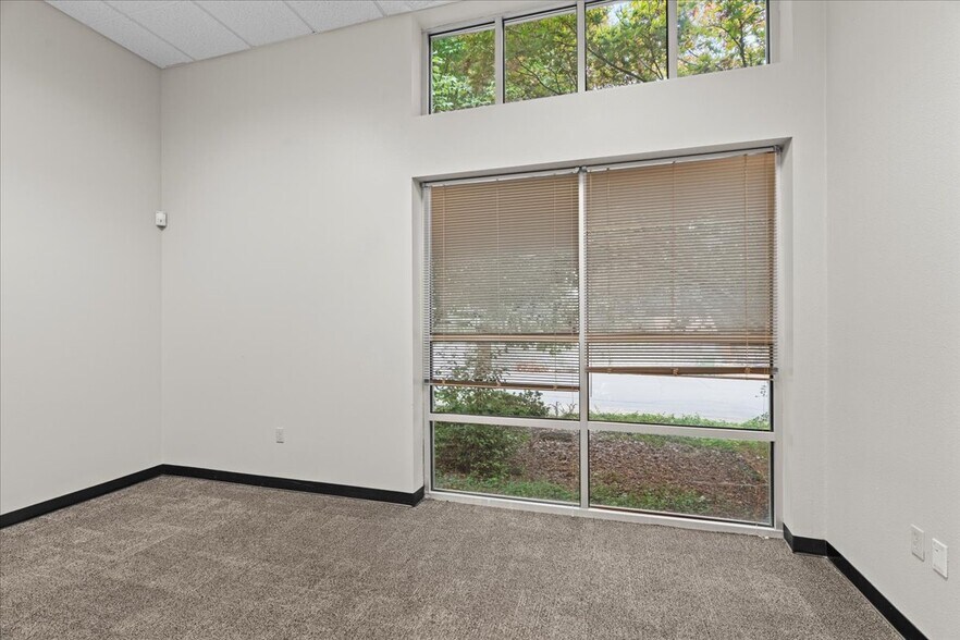 More Photos Of 6455 Lakeview Blvd, Lake Oswego Flex For Lease