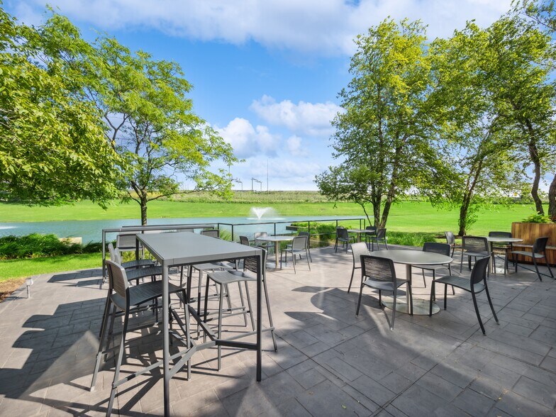 More Photos Of 1901 N Roselle Rd, Schaumburg Office For Sale