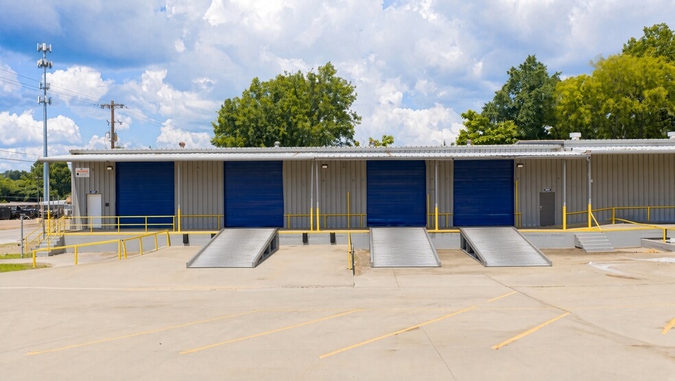 More Photos Of 2005-2007 E Cotton St, Longview Manufacturing For Lease