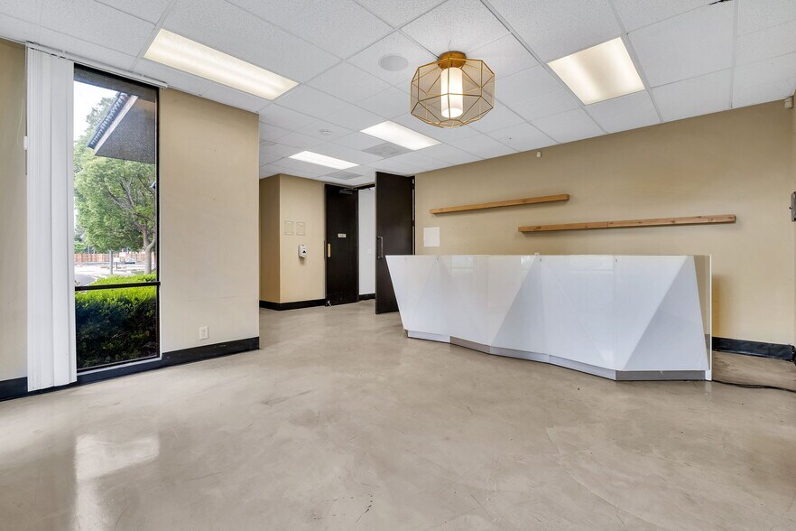 More Photos Of 550 N Golden Circle Dr, Santa Ana Office For Lease
