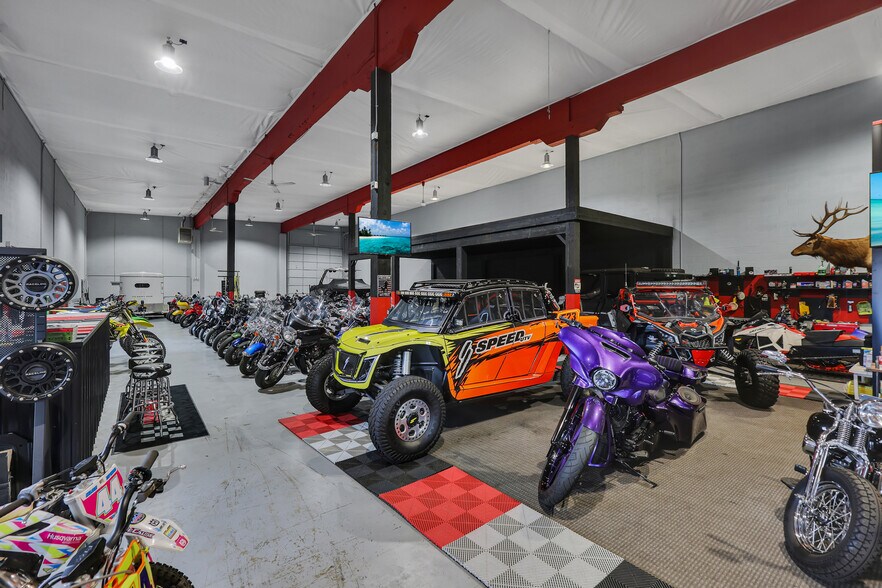 More Photos Of 7168 N Government Way, Dalton Gardens Warehouse For Lease