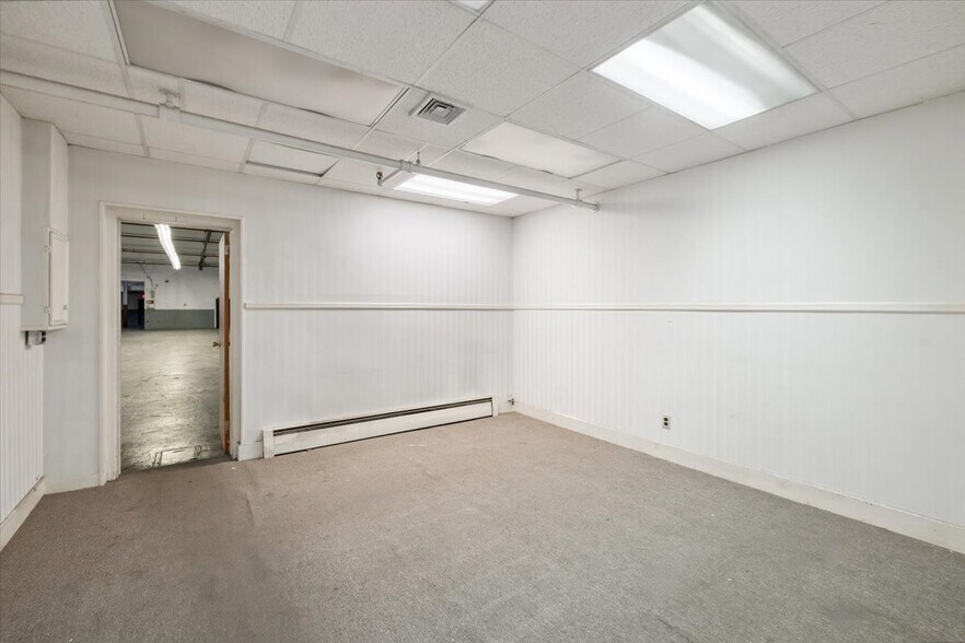 More Photos Of 390-400 Railroad Ave, Hackensack Warehouse For Lease