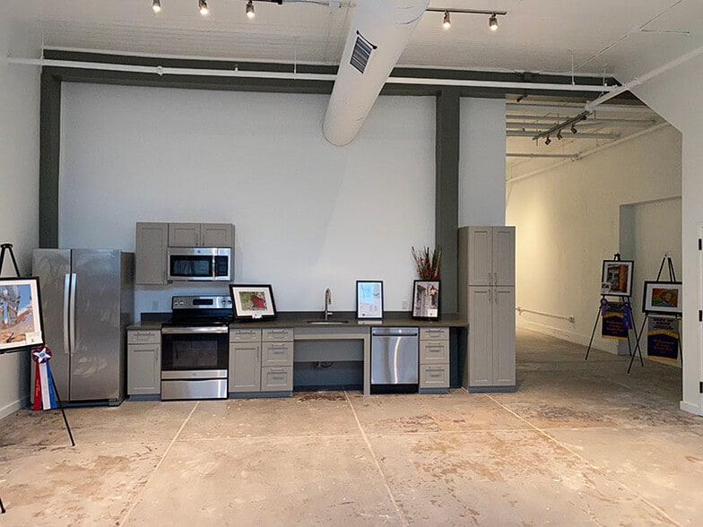 More Photos Of 114 N Main St, Taylor Storefront Retail Office For Lease