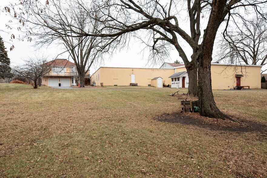 More Photos Of 890 Lake Ave, Woodstock General Retail For Sale