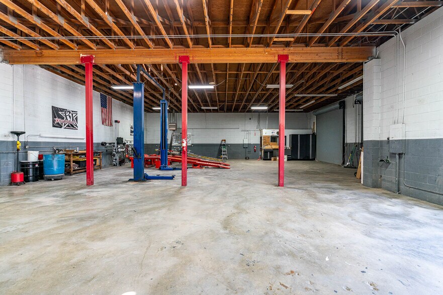 More Photos Of 39126-39130 3rd St E, Palmdale Service For Sale