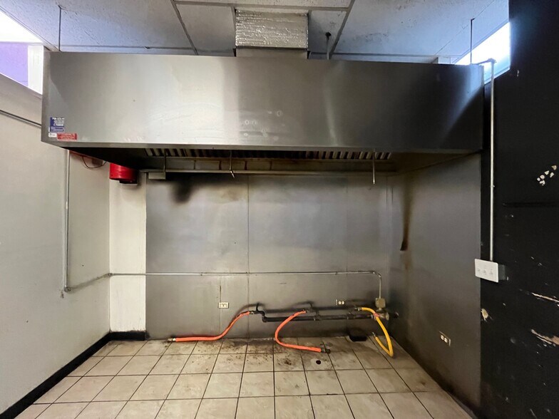 More Photos Of 101-115 E 51st St, Chicago Unknown For Lease