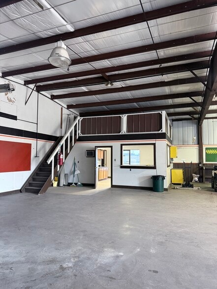 More Photos Of 440 Charmony Frontage Rd, Sterling Warehouse For Lease