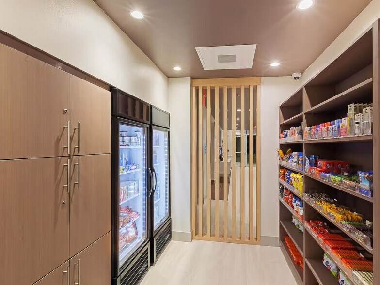 More Photos Of 3401 Blue Comet Dr, Chanute Hotel For Sale