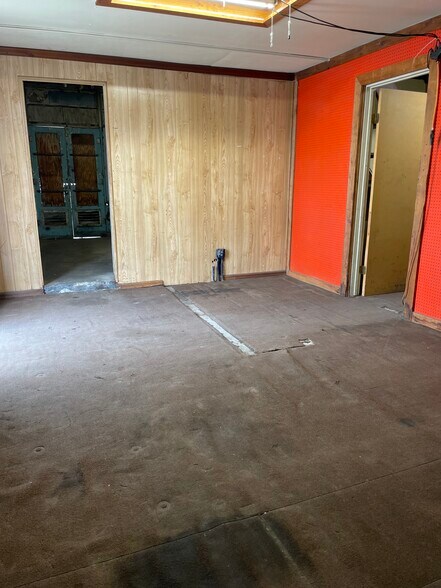 More Photos Of 125 E 6th St, Beaumont Auto Repair For Sale