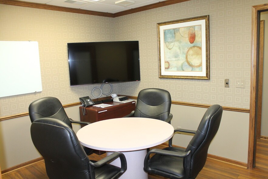 More Photos Of 421-425 Williamsburg Dr, Geneva Medical For Lease