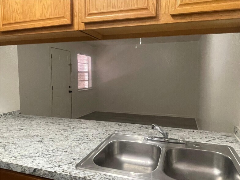More Photos Of 322 S Waco St, Weatherford Apartments For Sale