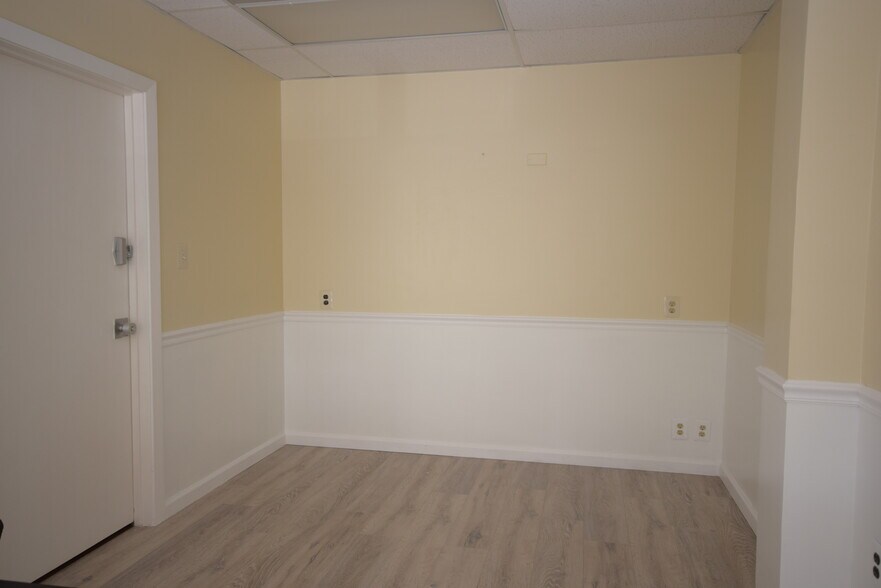 More Photos Of 417 W Broad St, Falls Church Office For Lease