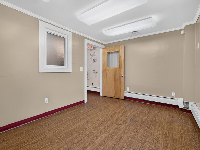 More Photos Of 1721 Saybrook Rd, Haddam Veterinarian Kennel For Sale
