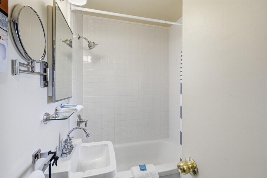 More Photos Of 7001 Savona Access Rd, Thompson-Nicola Hotel For Sale