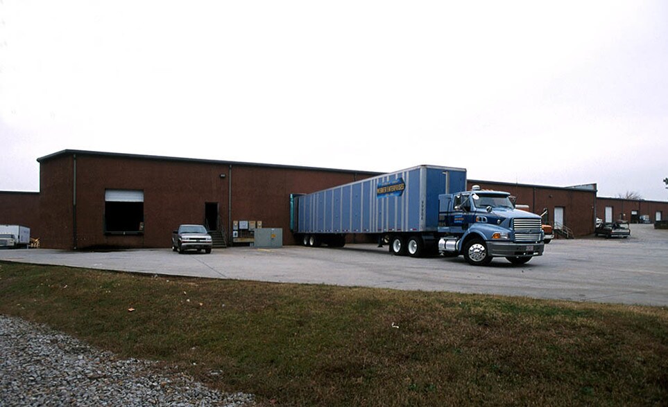 More Photos Of 2725 Mountain Industrial Blvd, Tucker Showroom For Lease