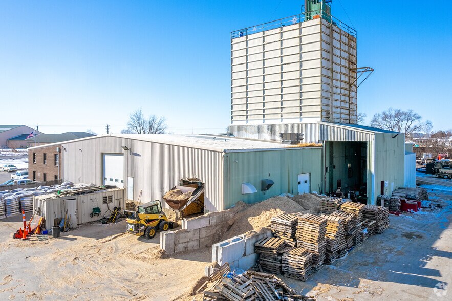 More Photos Of 1101 SE 37th St, Grimes Distribution For Lease