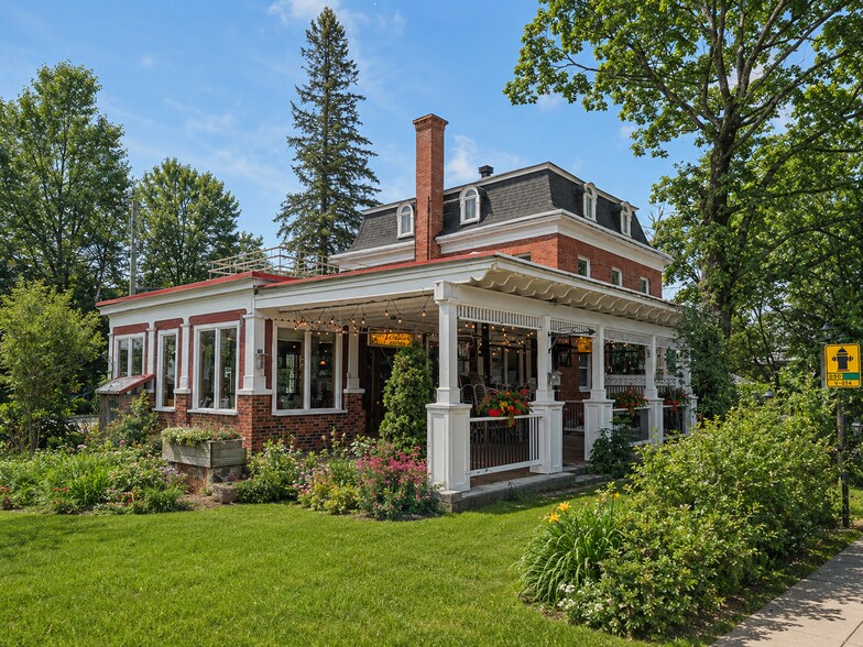 Primary Photo Of 30 Rue Principale S, Sutton Restaurant For Sale