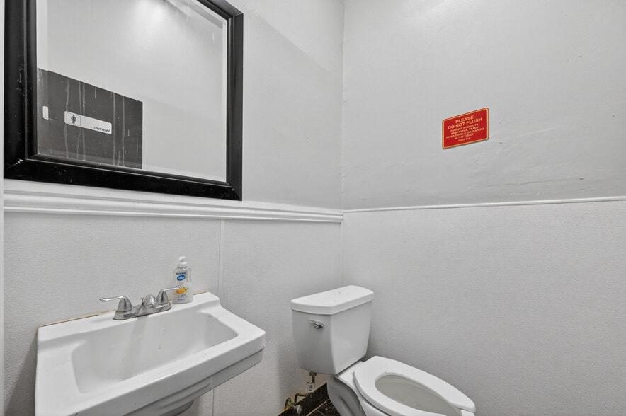 More Photos Of 3413 Herring Ave, Irving Funeral Home For Lease