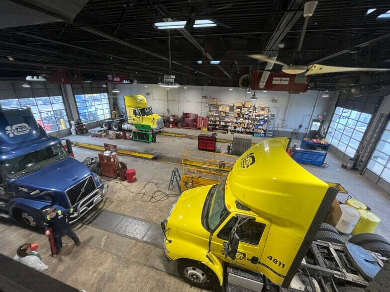 More Photos Of 715 W 172nd St, South Holland Manufacturing For Lease