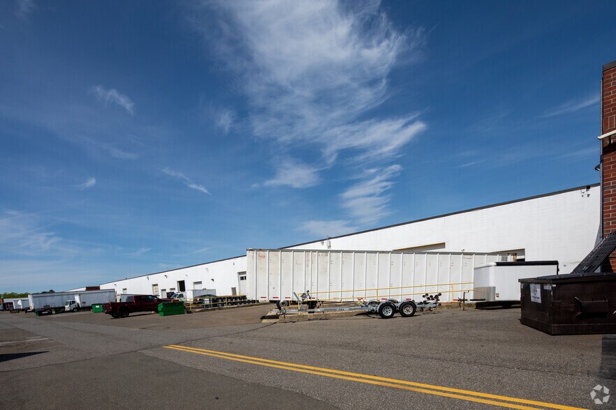 More Photos Of 711 Koehler Ave, Ronkonkoma Distribution For Sale