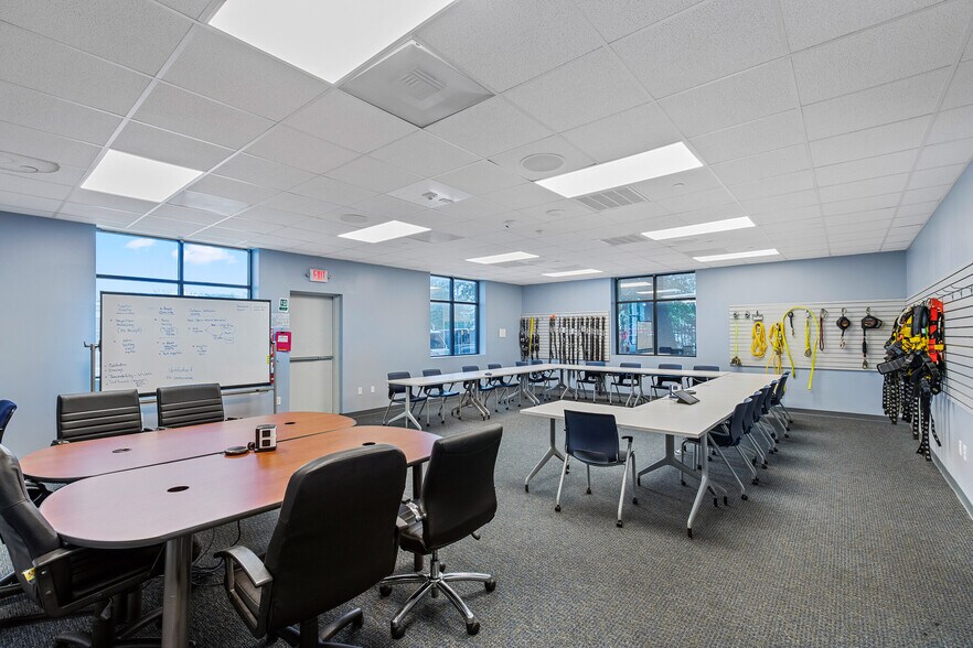 More Photos Of 9201 Winkler Dr, Houston Warehouse For Sale