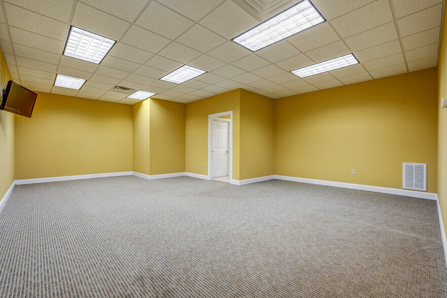 More Photos Of 95 Zion Station Ct, Troy Flex For Sale
